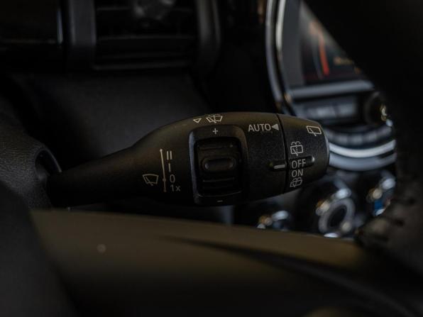 Mini Hatch III (F55/F56) Рестайлинг с пробегом 2020 года, цена 2 330 000 рублей, 62276 км, хэтчбек, Автокод Объявления