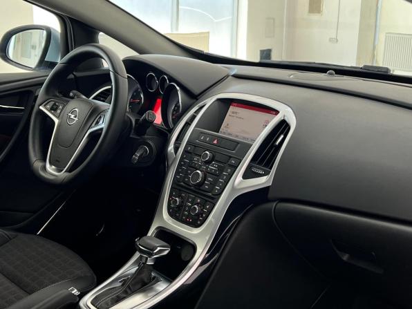 Opel Astra J Рестайлинг с пробегом 2014 года, цена 900 000 рублей, 151300 км, хэтчбек, Автокод Объявления