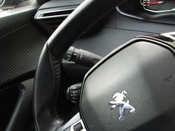 Peugeot 2008 II с пробегом 2021 года, цена 1 890 000 рублей, 77000 км, внедорожник, Автокод Объявления