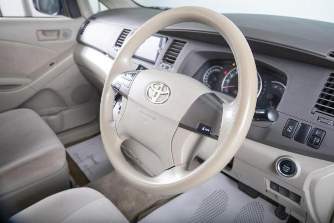 Toyota ISis I Рестайлинг с пробегом 2009 года, цена 1 229 000 рублей, 135000 км, компактвэн, Автокод Объявления