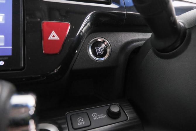 Honda Stepwgn V с пробегом 2015 года, цена 1 729 000 рублей, 198000 км, минивэн, Автокод Объявления