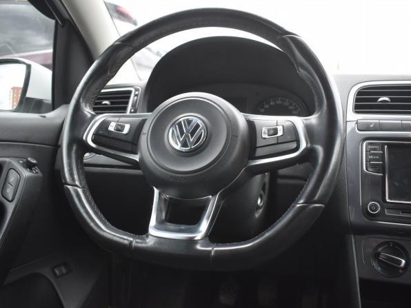 Volkswagen Polo V Рестайлинг с пробегом 2018 года, цена 850 000 рублей, 114621 км, седан, Автокод Объявления