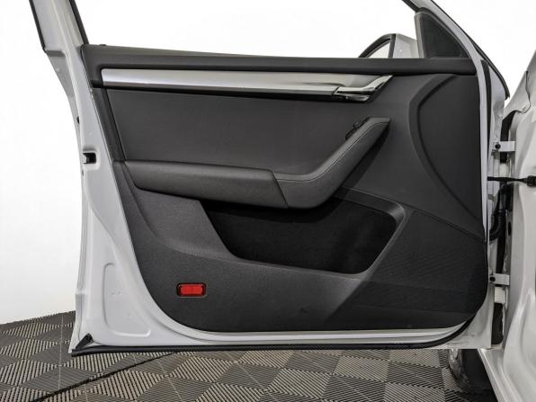 Skoda Octavia III (A7) Рестайлинг с пробегом 2020 года, цена 1 915 000 рублей, 60224 км, лифтбек, Автокод Объявления