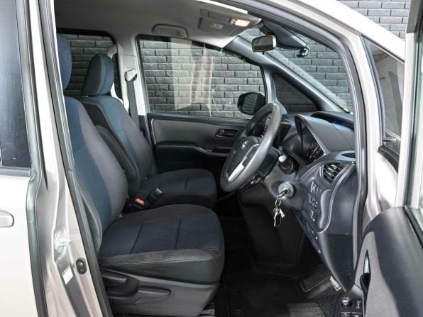 Toyota Noah III (R80) Рестайлинг с пробегом 2018 года, цена 2 468 000 рублей, 128085 км, минивэн, Автокод Объявления
