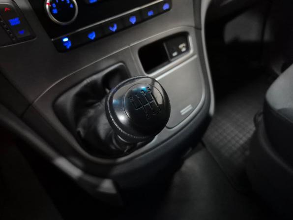 Hyundai H-1 II Рестайлинг с пробегом 2016 года, цена 2 650 000 рублей, 79200 км, минивэн, Автокод Объявления