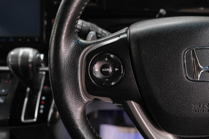 Honda Stepwgn V с пробегом 2015 года, цена 1 799 000 рублей, 87000 км, минивэн, Автокод Объявления