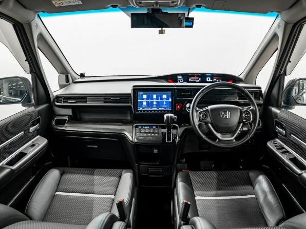 Honda Stepwgn V с пробегом 2016 года, цена 1 900 000 рублей, 168417 км, минивэн, Автокод Объявления