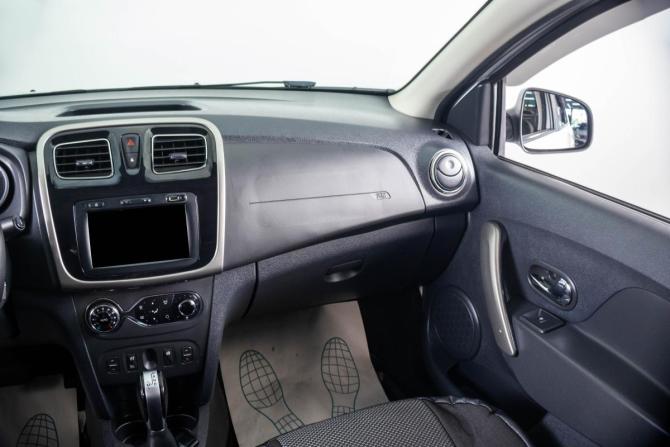 Renault Logan II Рестайлинг с пробегом 2022 года, цена 1 559 000 рублей, 122000 км, седан, Автокод Объявления