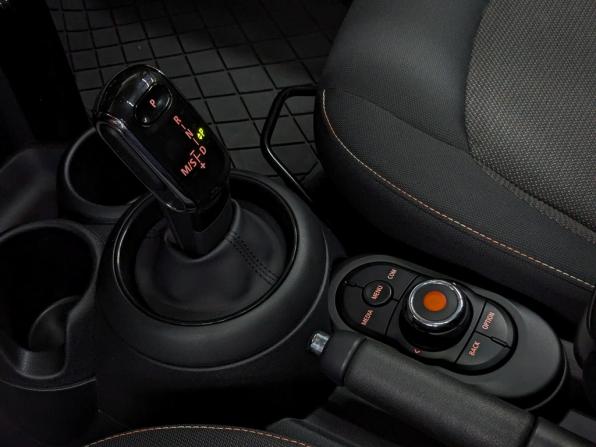 Mini Hatch III (F55/F56) Рестайлинг с пробегом 2019 года, цена 1 950 000 рублей, 42925 км, хэтчбек, Автокод Объявления