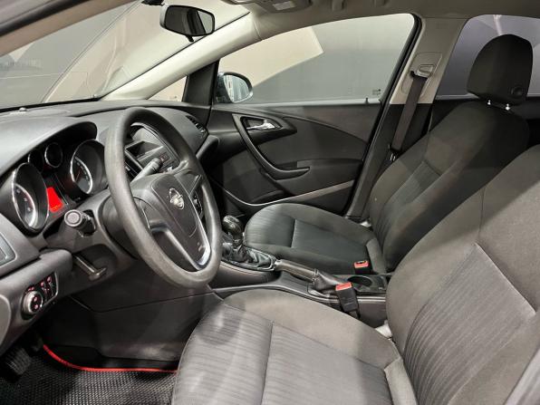 Opel Astra J Рестайлинг с пробегом 2013 года, цена 550 000 рублей, 208042 км, седан, Автокод Объявления