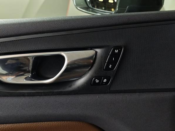 Volvo XC60 II Рестайлинг с пробегом 2022 года, цена 4 449 000 рублей, 69156 км, внедорожник, Автокод Объявления