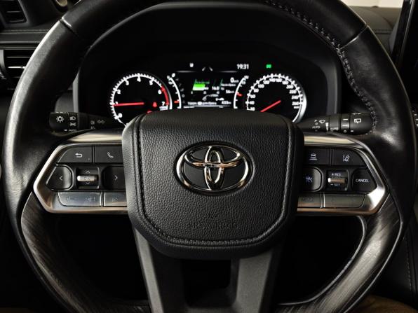 Toyota Land Cruiser 300 Series с пробегом 2023 года, цена 10 999 000 рублей, 19571 км, внедорожник, Автокод Объявления
