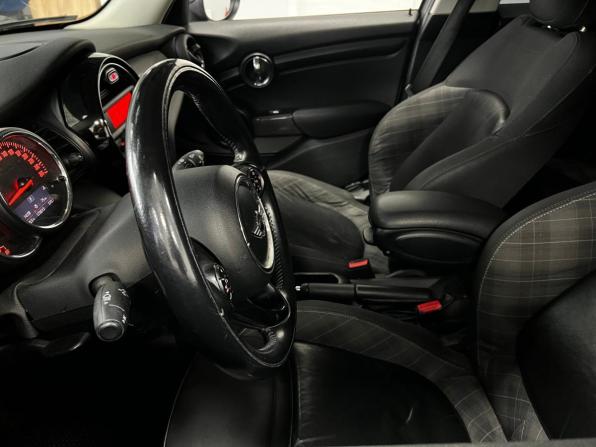 Mini Hatch III (F55/F56) с пробегом 2018 года, цена 1 120 000 рублей, 176000 км, хэтчбек, Автокод Объявления