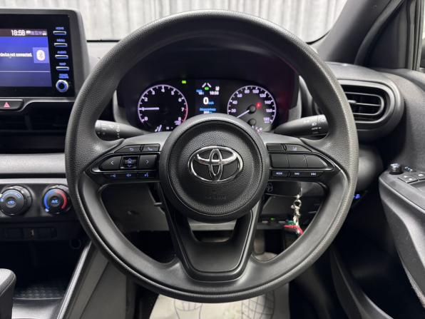 Toyota Yaris IV с пробегом 2020 года, цена 1 400 000 рублей, 65289 км, хэтчбек, Автокод Объявления