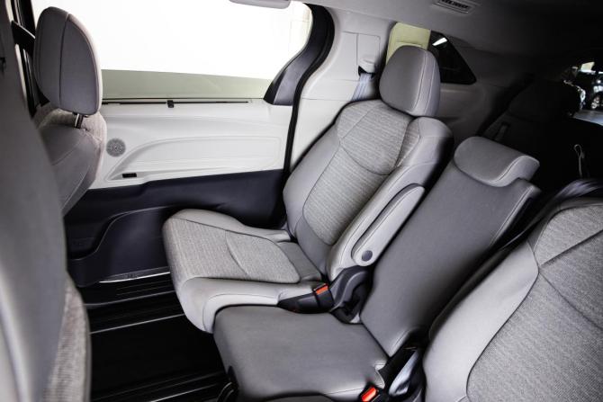 Toyota Sienna IV с пробегом 2021 года, цена 4 299 000 рублей, 5000 км, минивэн, Автокод Объявления