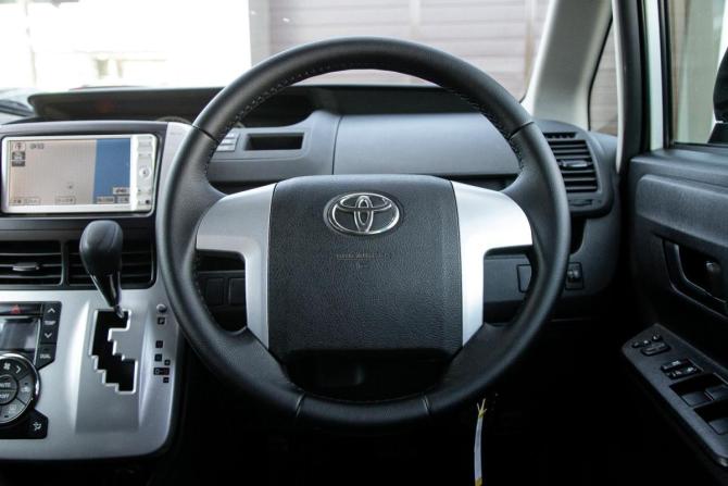 Toyota Voxy II (R70) с пробегом 2010 года, цена 1 398 000 рублей, 117000 км, минивэн, Автокод Объявления