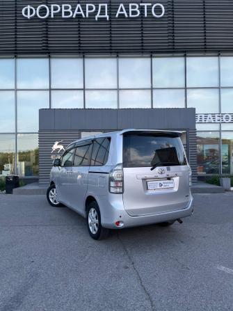 Toyota Voxy II (R70) с пробегом 2010 года, цена 1 250 000 рублей, 350000 км, минивэн, Автокод Объявления