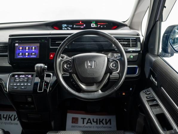 Honda Stepwgn V с пробегом 2015 года, цена 1 650 000 рублей, 136756 км, минивэн, Автокод Объявления