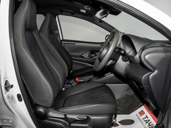 Toyota Yaris IV с пробегом 2021 года, цена 1 130 000 рублей, 88305 км, хэтчбек, Автокод Объявления