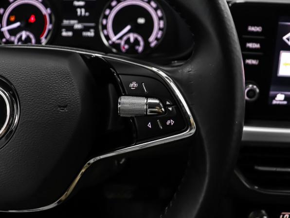 Skoda Rapid II с пробегом 2021 года, цена 1 649 000 рублей, 46233 км, лифтбек, Автокод Объявления