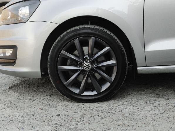 Volkswagen Polo V Рестайлинг с пробегом 2019 года, цена 1 350 500 рублей, 77600 км, седан, Автокод Объявления