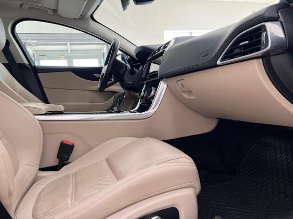 Jaguar XE I Рестайлинг с пробегом 2019 года, цена 2 490 000 рублей, 130000 км, седан, Автокод Объявления