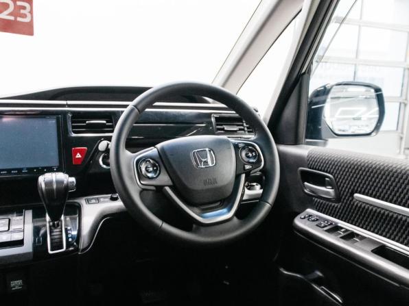 Honda Stepwgn V с пробегом 2015 года, цена 1 650 000 рублей, 176789 км, минивэн, Автокод Объявления
