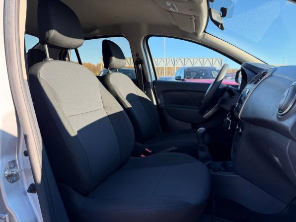 Renault Logan II с пробегом 2017 года, цена 925 000 рублей, 37452 км, седан, Автокод Объявления