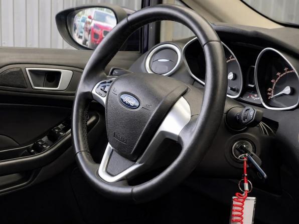 Ford Fiesta Mk6 Рестайлинг с пробегом 2016 года, цена 857 000 рублей, 141903 км, хэтчбек, Автокод Объявления