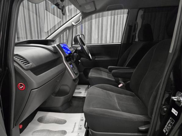 Toyota Voxy II (R70) с пробегом 2009 года, цена 1 420 000 рублей, 182800 км, минивэн, Автокод Объявления