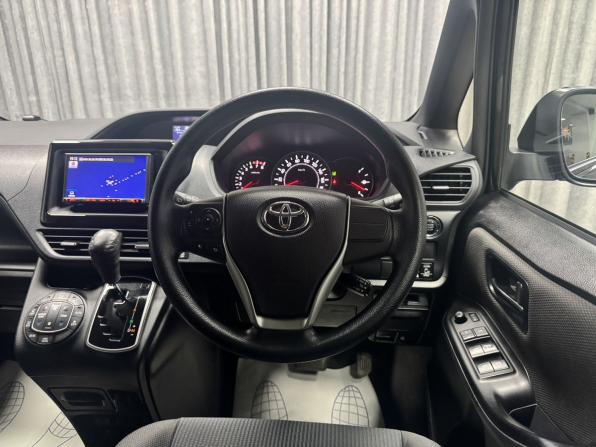 Toyota Voxy III (R80) Рестайлинг с пробегом 2018 года, цена 2 595 000 рублей, 88355 км, минивэн, Автокод Объявления