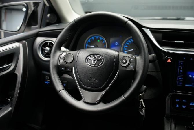 Toyota Corolla XI (E160 E170 E180) Рестайлинг 1 с пробегом 2017 года, цена 1 799 000 рублей, 88669 км, седан, Автокод Объявления