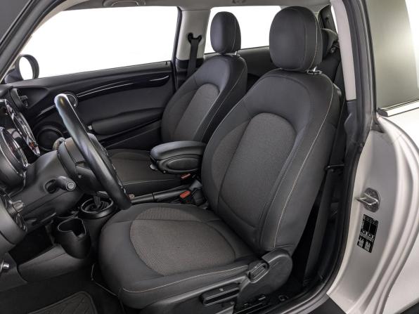 Mini Hatch III (F55/F56) Рестайлинг с пробегом 2018 года, цена 1 800 000 рублей, 73661 км, хэтчбек, Автокод Объявления