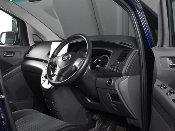 Toyota ISis I Рестайлинг с пробегом 2011 года, цена 1 179 995 рублей, 154760 км, компактвэн, Автокод Объявления