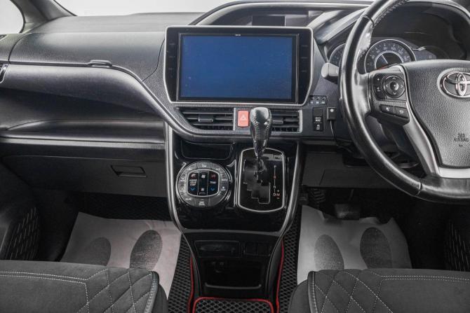 Toyota Voxy III (R80) Рестайлинг с пробегом 2018 года, цена 2 809 000 рублей, 125000 км, минивэн, Автокод Объявления