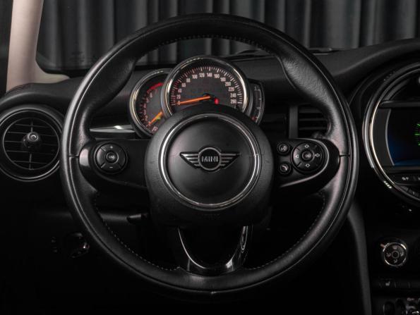 Mini Hatch III (F55/F56) с пробегом 2018 года, цена 1 349 000 рублей, 132437 км, хэтчбек, Автокод Объявления