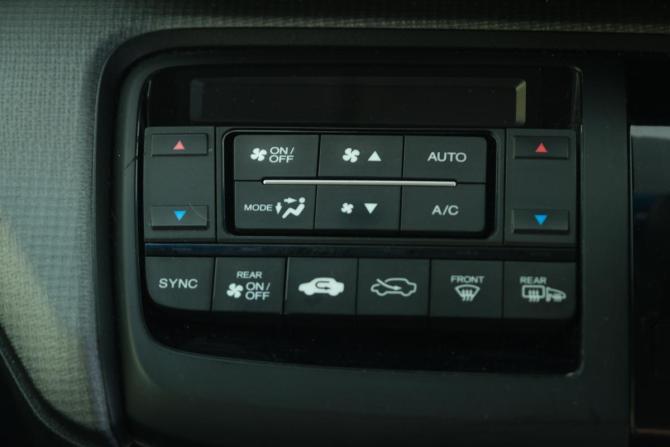 Honda Stepwgn V с пробегом 2015 года, цена 1 899 000 рублей, 132000 км, минивэн, Автокод Объявления