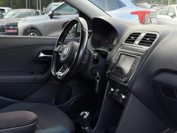 Volkswagen Polo V Рестайлинг с пробегом 2020 года, цена 1 460 000 рублей, 76668 км, седан, Автокод Объявления