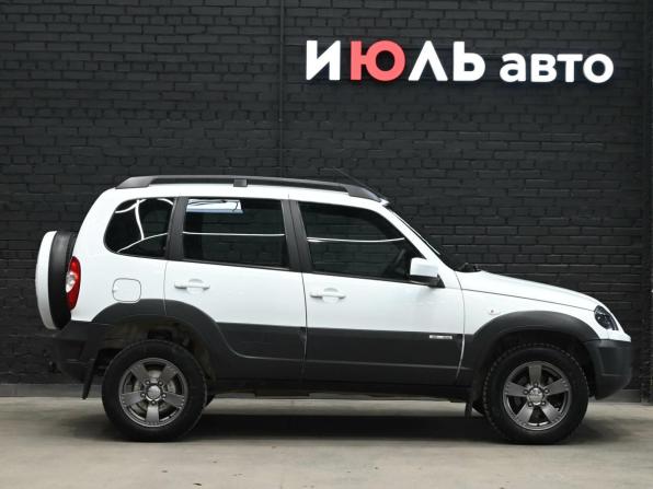 Chevrolet Niva I Рестайлинг с пробегом 2017 года, цена 800 000 рублей, 98231 км, внедорожник, Автокод Объявления