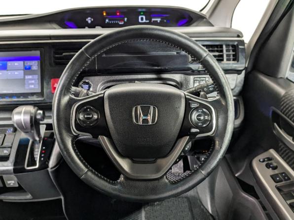 Honda Stepwgn V с пробегом 2016 года, цена 1 974 900 рублей, 135000 км, минивэн, Автокод Объявления
