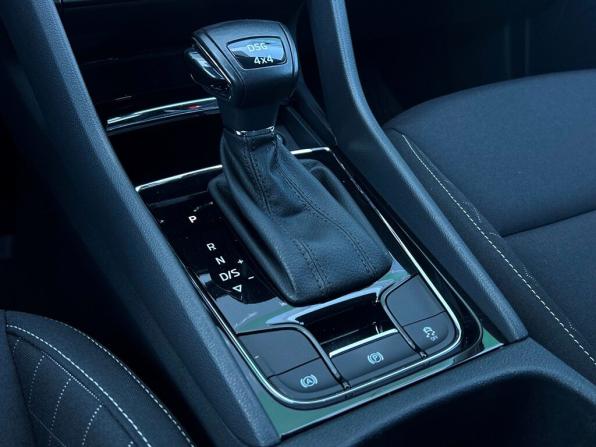 Skoda Karoq I с пробегом 2022 года, цена 2 663 900 рублей, 50276 км, внедорожник, Автокод Объявления