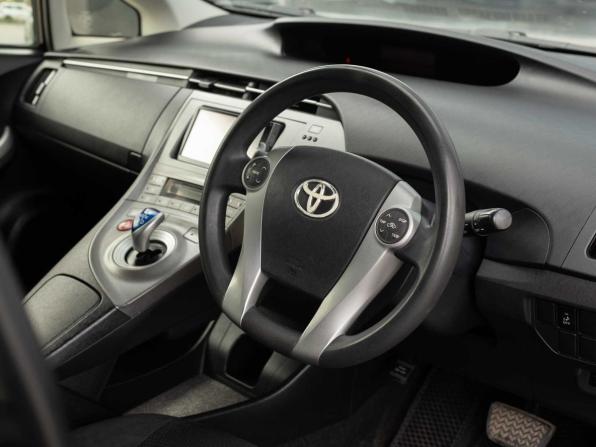 Toyota Prius III Рестайлинг (XW30) с пробегом 2013 года, цена 1 050 000 рублей, 245191 км, лифтбек, Автокод Объявления