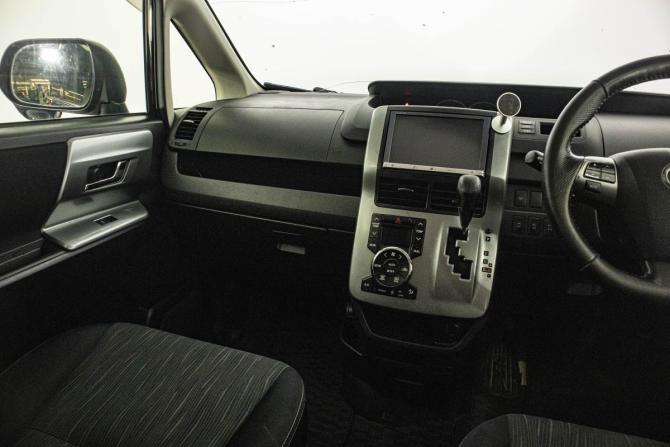 Toyota Voxy II (R70) Рестайлинг с пробегом 2012 года, цена 1 329 000 рублей, 325993 км, минивэн, Автокод Объявления