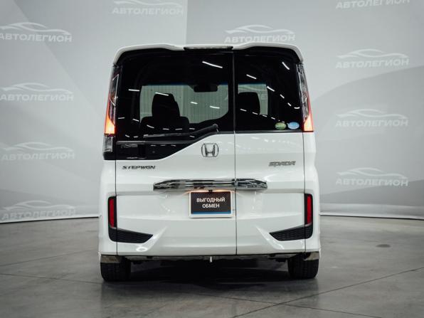 Honda Stepwgn V с пробегом 2015 года, цена 1 890 000 рублей, 92900 км, минивэн, Автокод Объявления