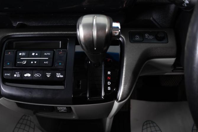 Honda Stepwgn V с пробегом 2015 года, цена 1 749 000 рублей, 153000 км, минивэн, Автокод Объявления