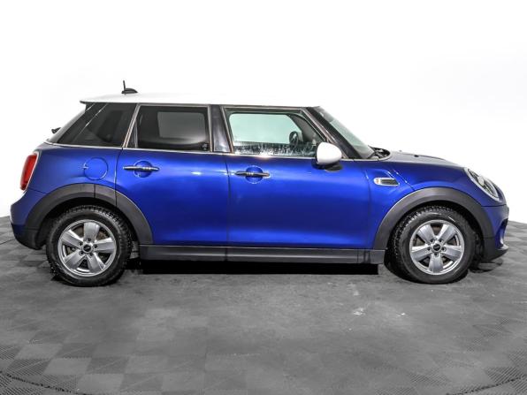 Mini Hatch III (F55/F56) Рестайлинг с пробегом 2019 года, цена 2 095 000 рублей, 43219 км, хэтчбек, Автокод Объявления