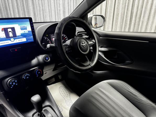 Toyota Yaris IV с пробегом 2021 года, цена 1 380 000 рублей, 103149 км, хэтчбек, Автокод Объявления