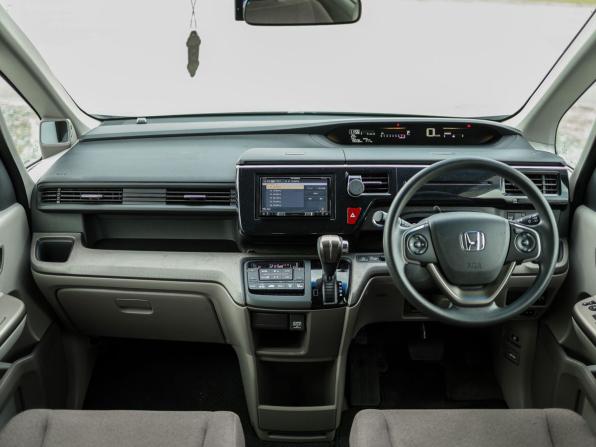 Honda Stepwgn V с пробегом 2016 года, цена 1 940 000 рублей, 75645 км, минивэн, Автокод Объявления