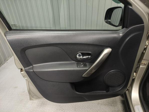 Renault Sandero II с пробегом 2015 года, цена 720 000 рублей, 206533 км, хэтчбек, Автокод Объявления