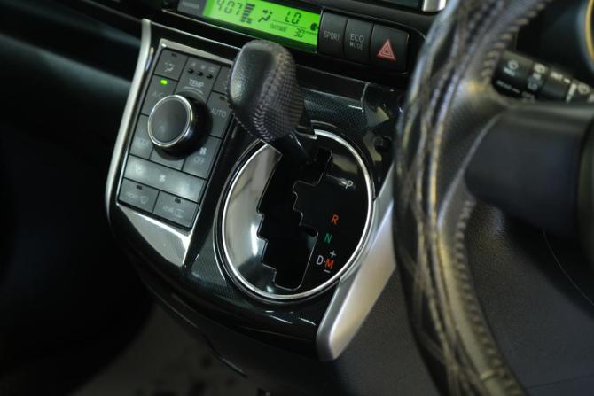 Toyota Wish II Рестайлинг с пробегом 2012 года, цена 1 299 000 рублей, 151000 км, минивэн, Автокод Объявления